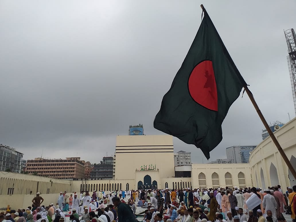 জাতীয় মসজিদ বায়তুল মোকাররমে ঈদের প্রথম নামাজ অনুষ্ঠিত হয়। ঢাকা, ৩ মে