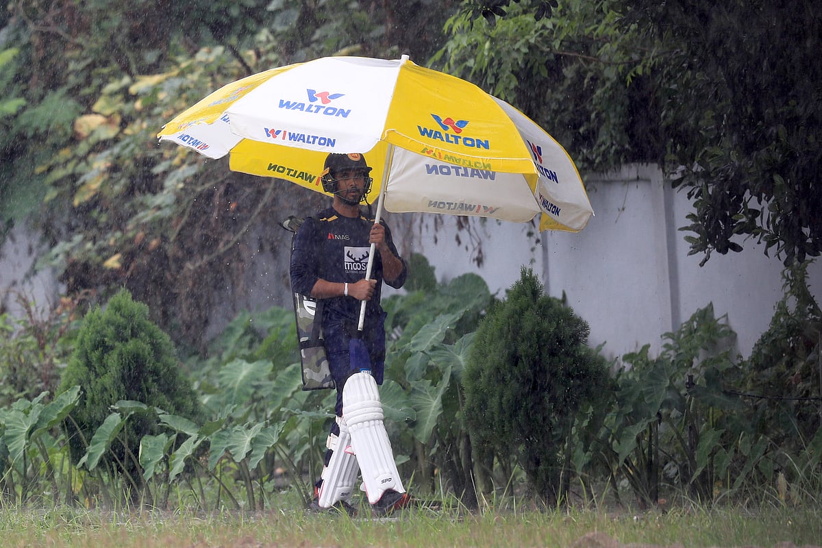 বৃষ্টি নামায় ইনডোরে অনুশীলন সেরে ফিরছেন চান্দিমাল