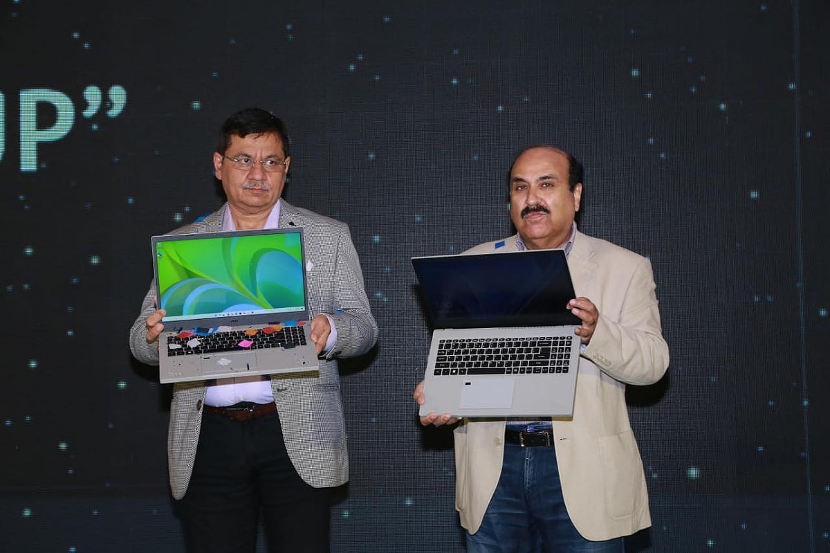 অ্যাসপায়ার ভেরো উন্মোচন করেন এসার ইন্ডিয়া ও বাংলাদেশের প্রেসিডেন্ট ও ব্যবস্থাপনা পরিচালক হরিশ কোহলি (ডানে)