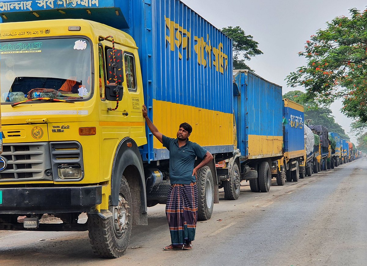 দীর্ঘ সময় ফেরির অপেক্ষায় থেকে অতিষ্ট হয়ে গেছেন পণ্যবাহী ট্রাকের এক চালক। আজ সকালে ঢাকা-খুলনা মহাসড়কের দৌলতদিয়া ক্যানালঘাট এলাকায়
