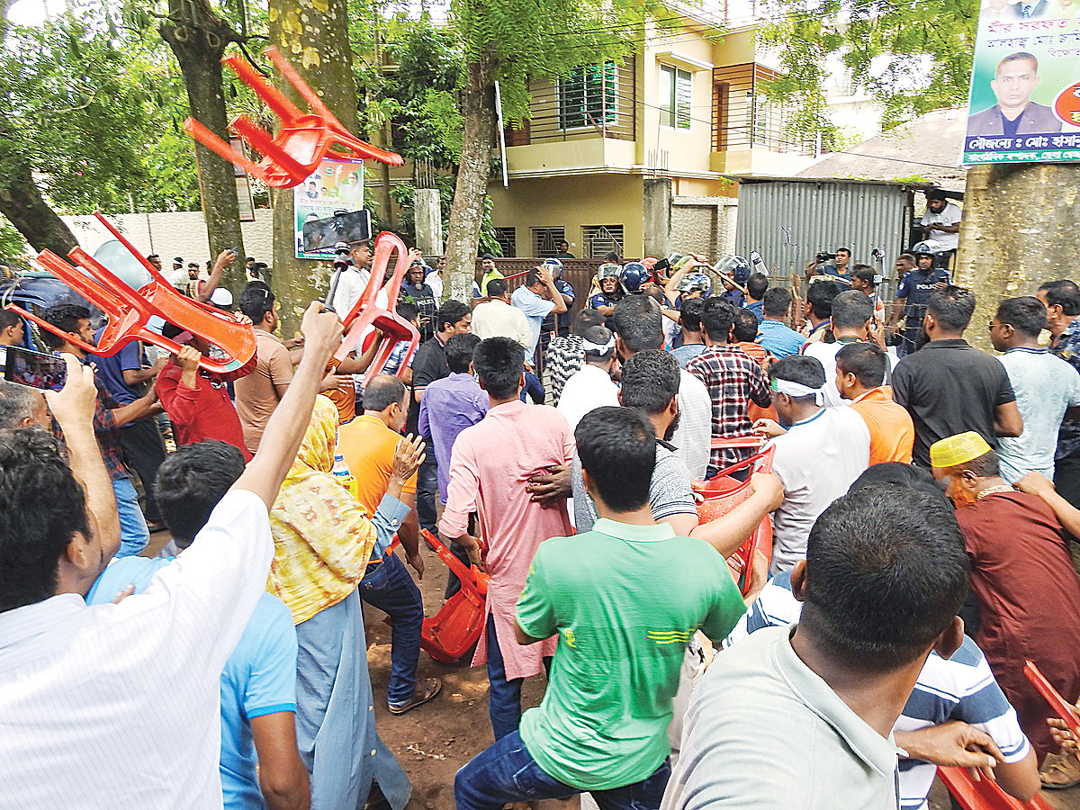 মাইকের সংযোগ বিচ্ছিন্ন করা নিয়ে পুলিশ ও বিএনপি নেতা-কর্মীদের মধ্যে সংঘর্ষ বেধে সমাবেশ পণ্ড হয়ে যায়। গত রোববার মাগুরার ইসলামপুর পাড়ায় জেলা বিএনপির কার্যালয়ের সামনে