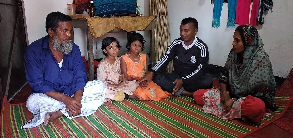 আশ্রয়ণ প্রকল্পের ঘর পেয়ে শিশু ও বয়স্করা মেতেছেন ঈদ আনন্দে। মঙ্গলবার বিকেলে শরীয়তপুরের নড়িয়া উপজেলার ভোজেশ্বর ইউনিয়নের পাঁচক এলাকায়