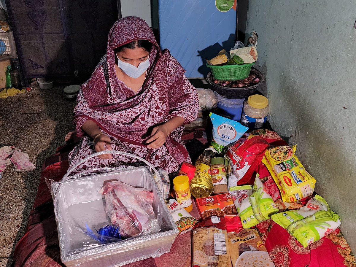 ঈদ উপলক্ষে মোহাম্মদপুর এলাকার বাসিন্দা শাহনাজ বেগমের বাসায় গরুর মাংস ও অন্যান্য খাদ্যপণ্য পাঠিয়েছেন মেয়র আতিকুল ইসলাম