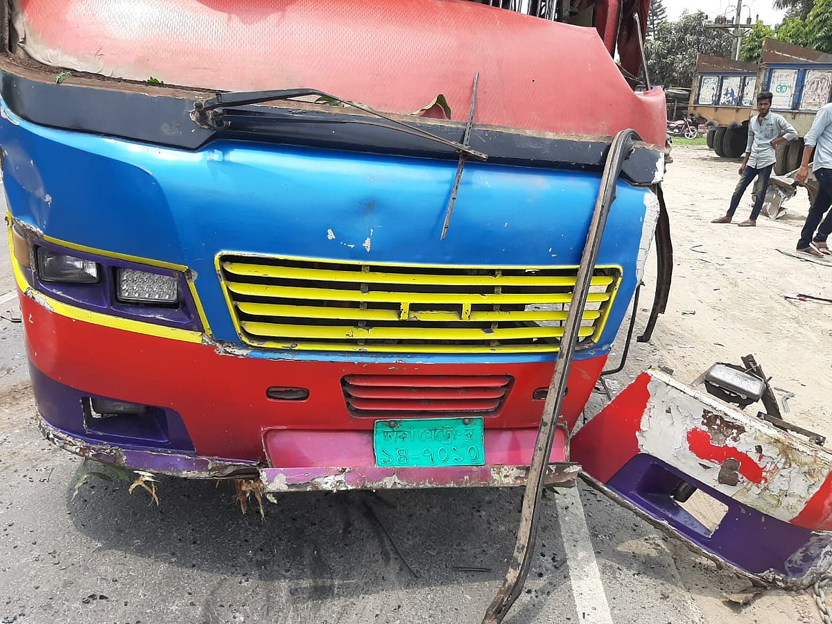 নাটোরে দুই বাসের মুখোমুখি সংঘর্ষে সাতজনের প্রাণহানি হয়েছে