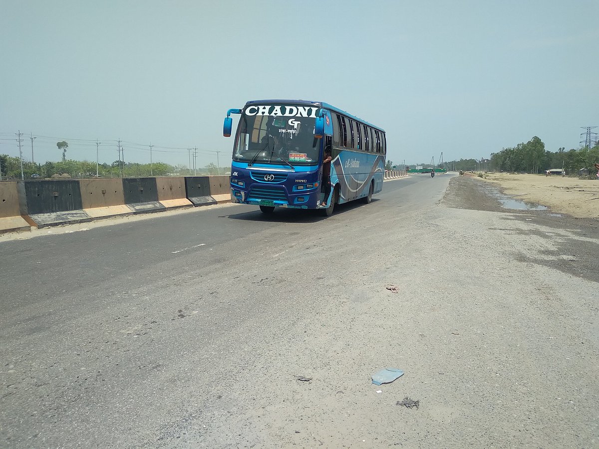 মহাসড়ক এখন অনেকটাই ফাঁকা