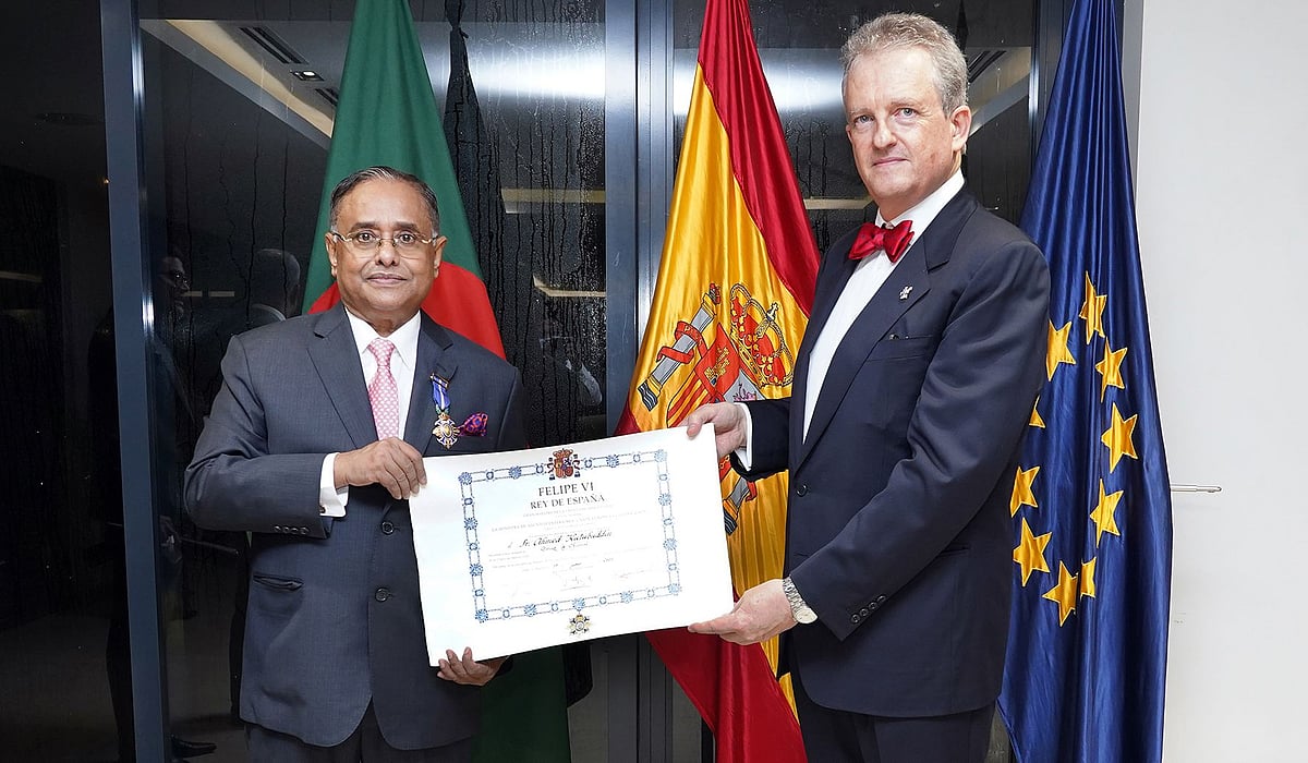 স্পেনের রাজার পক্ষ থেকে কুতুবউদ্দিন আহমেদকে সম্মাননা প্রদান করেন বাংলাদেশে নিযুক্ত স্পেনের রাষ্ট্রদূত ফ্রান্সিসকো দে আসিস বেনিতেজ সালাস। সম্প্রতি বাংলাদেশে স্প্যানিশ দূতাবাসে।