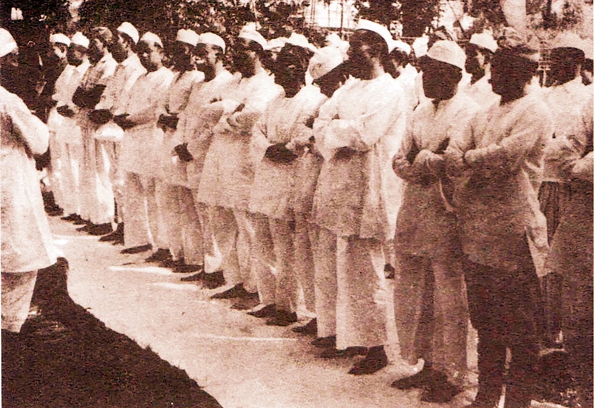 কলকাতায় প্রবাসী সরকারের ঈদের জামাতের একাংশ। সামনের সারিতে প্রধানমন্ত্রী তাজউদ্দীন আহমদ, প্রধান সেনাপতি জেনারেল ওসমানী ও অন্যান্যরা, ২০ নভেম্বর ১৯৭১