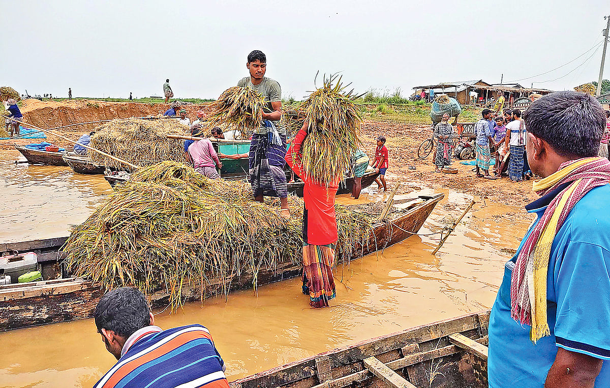 চাঁপাইনবাবগঞ্জের গোমস্তাপুর উপজেলার জশইল চালনা খাঁড়ির ওপর নির্মিত মাটির রাস্তাটি ভেঙে পড়ায় বিপাকে পড়েছেন কৃষকেরা। গতকাল দুপুরে