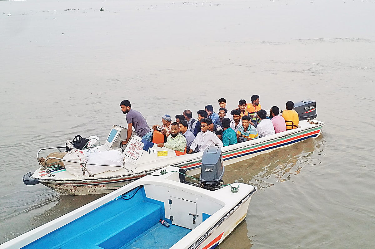 পাবনার বেড়া উপজেলার কাজীরহাট থেকে আরিচার উদ্দেশে ছেড়ে যাচ্ছে এই স্পিডবোট। গত সোমবার সন্ধ্যা সাড়ে ছয়টায় কাজীরহাট হাটে