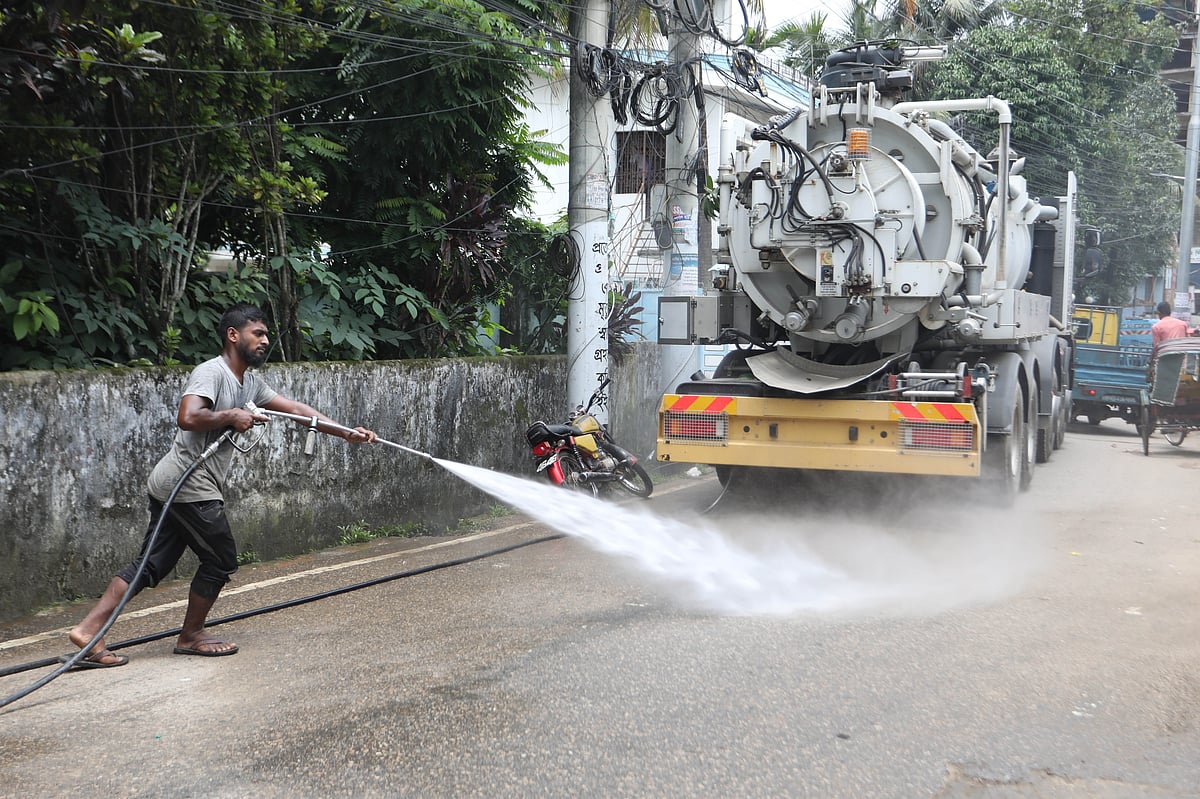বন্যার পানি কমে যাওয়ায় সড়কে ময়লা-আবর্জনা পরিস্কার করছে সিলেটে সিটি করপোরেশন। ছবিটি আজ বৃহস্পতিবার সকালে নগরের মিরাবাজার এলাকা থেকে তোলা