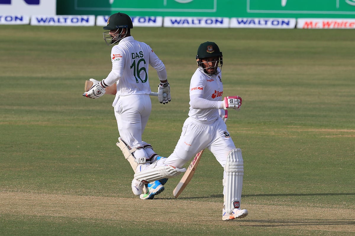 মুশফিক–লিটনের অবিচ্ছিন্ন ৯৮ রানের জুটিতে দিনশেষে ৩ উইকেটে ৩১৮