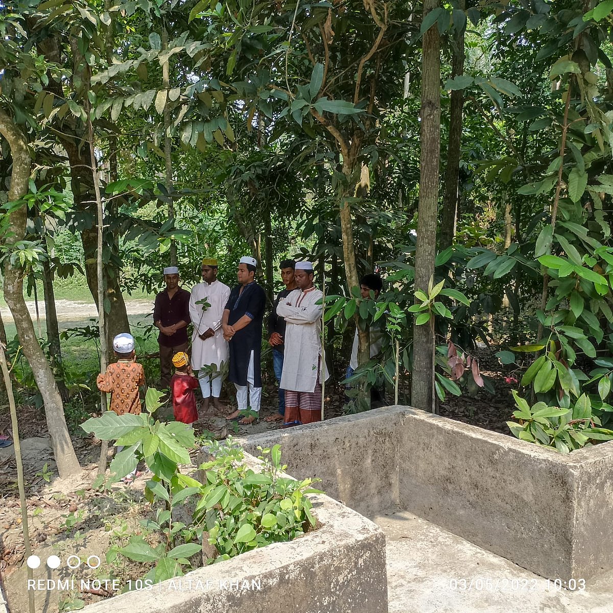 স্পিডবোট দুর্ঘটনায় তিন সন্তানের সবাইকে হারিয়েছেন মো. আলাউদ্দিন। আজ ঈদের নামাজ শেষে সকাল ১০টার দিকে দুই মেয়ের কবর জিয়ারত করেন তিনি (সবার ডানে)