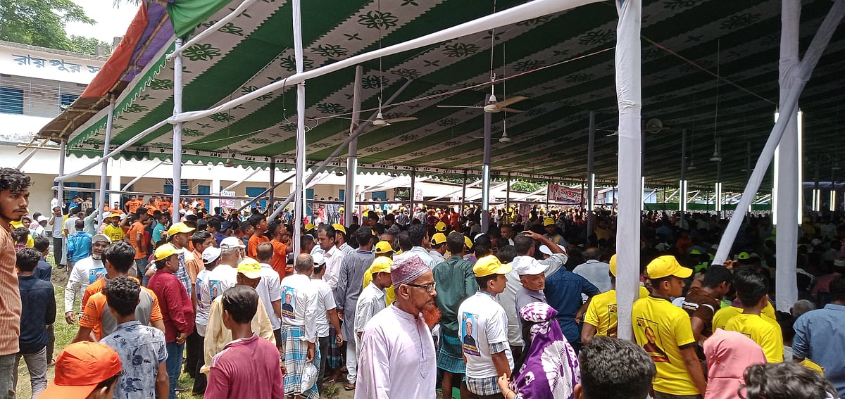 লক্ষ্মীপুরের রায়পুর মার্চেন্টস একাডেমি মাঠে উপজেলা আওয়ামী লীগের সম্মেলন উপলক্ষে টানানো শামিয়ানা। ছবিটি আজ দুপুরে তোলা
