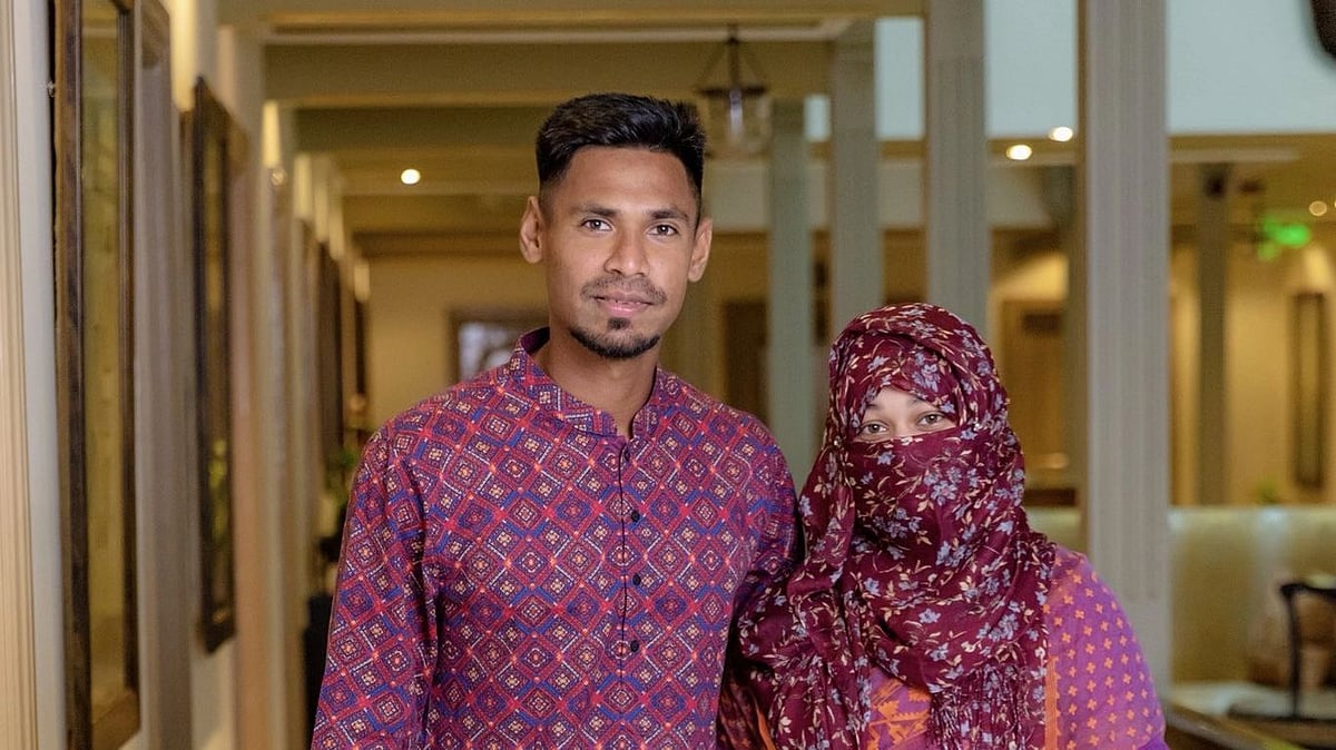 আইপিএলের কারণে দেশের বাইরে ঈদ কাটাচ্ছেন। ভারতে ঈদ কেমন পালন করছেন সেটা জানিয়েছেন এই ছবি দিয়ে। বলুন তো, তাঁর পাশে কে?