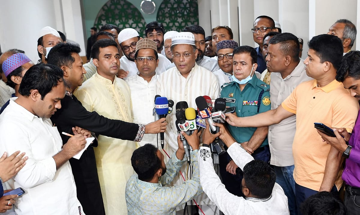 মিলাদ-মাহফিল ও দোয়া অনুষ্ঠান শেষে সাংবাদিকদের সঙ্গে কথা বলেন তথ্যমন্ত্রী