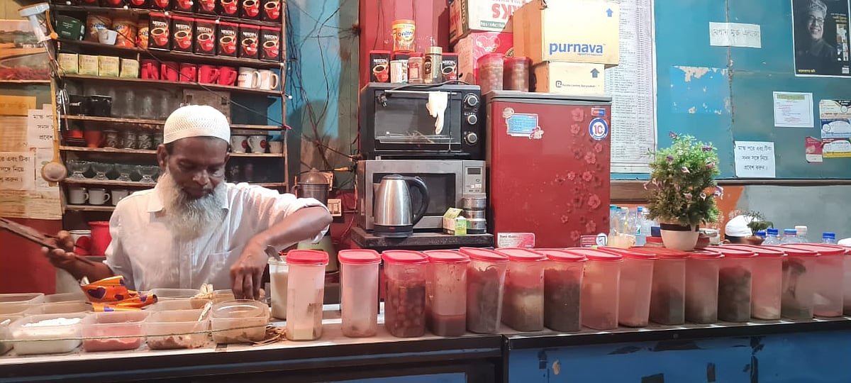নিজের দোকানে চা বানানোয় ব্যস্ত মুখলেস উদ্দিন