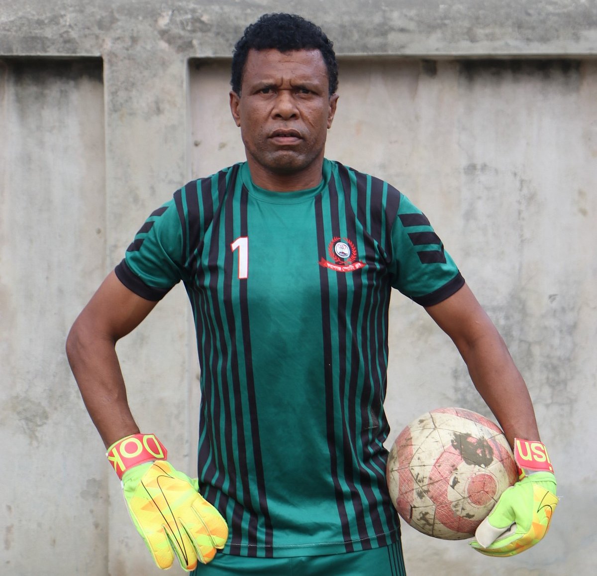 বয়স ৫১ বছর হলেও এখনো পেশাদার ফুটবল খেলে যাচ্ছেন মোহাম্মদ আলী