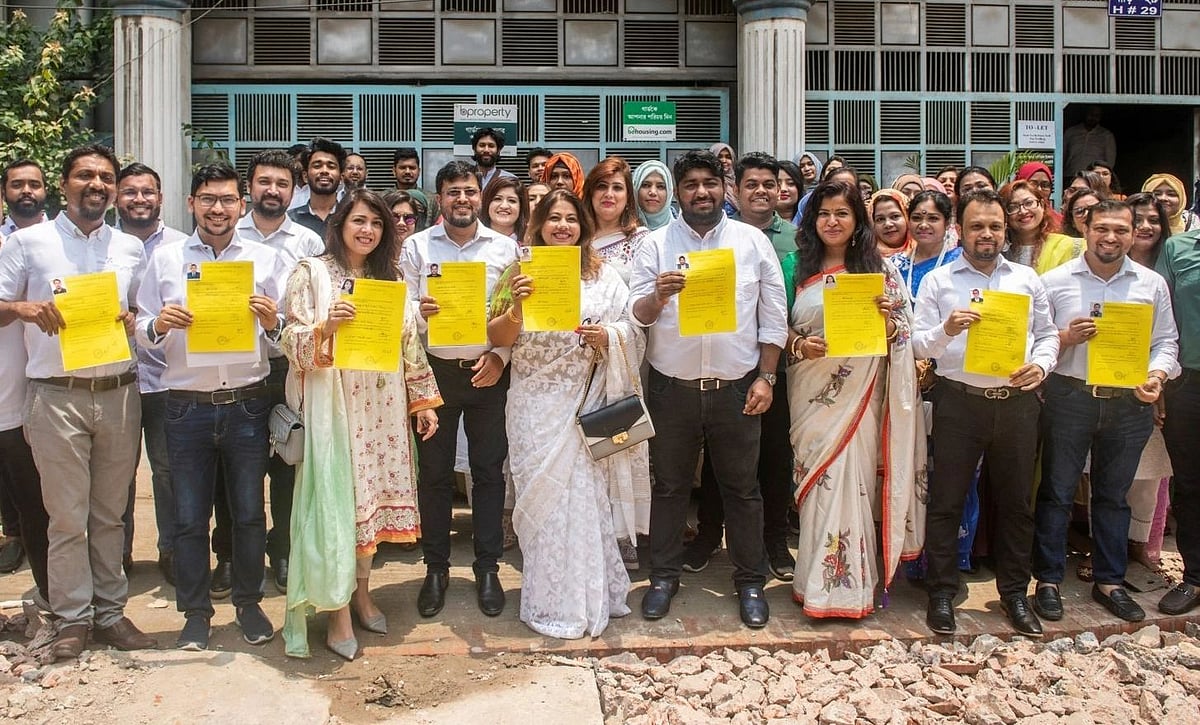 মনোনয়নপত্র হাতে ‘অগ্রগামী’ প্যানেলের সদস্যরা