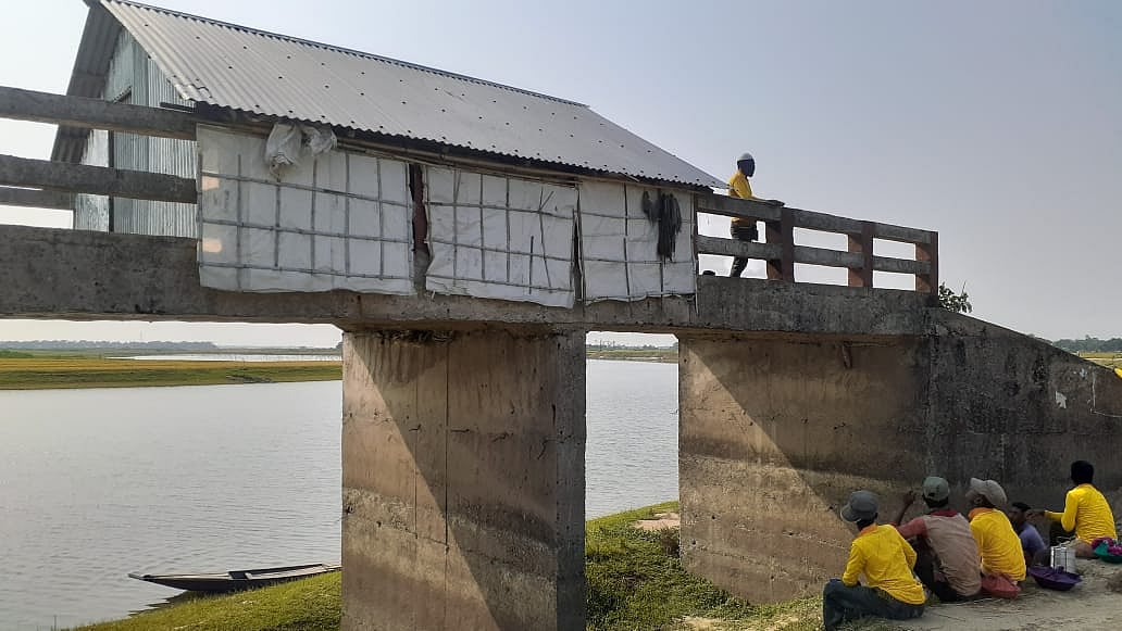 সেতুর ওপর টিনের এই ঘরের খোঁজ মিলেছে নেত্রকোনার খালিয়াজুরি উপজেলার চাকুয়া ইউনিয়নের ফরিদপুর এলাকায়