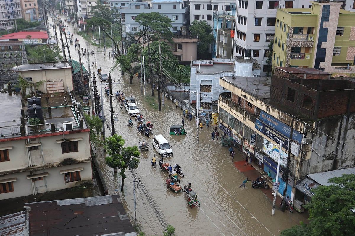 উজান থেকে আসা ঢলে সুরমার পানি উপচে প্লাবিত হয়েছে সিলেট নগরের বিভিন্ন এলাকা। ছবিটি আজ মঙ্গলবার সকালে তোলা