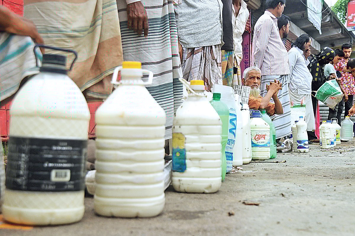 গরুর দুধ বিক্রির জন্য প্রতিদিন সকালে হাটে আসেন গৃহস্থরা। প্রতি লিটার দুধ ৩৫ থেকে ৫৫ টাকায় বিক্রি হয়। চাহিদা বেশি হলে এর দাম ৬০ থেকে ৭০ টাকা হয়। গতকাল পাবনার টেবুনিয়া বাজারে