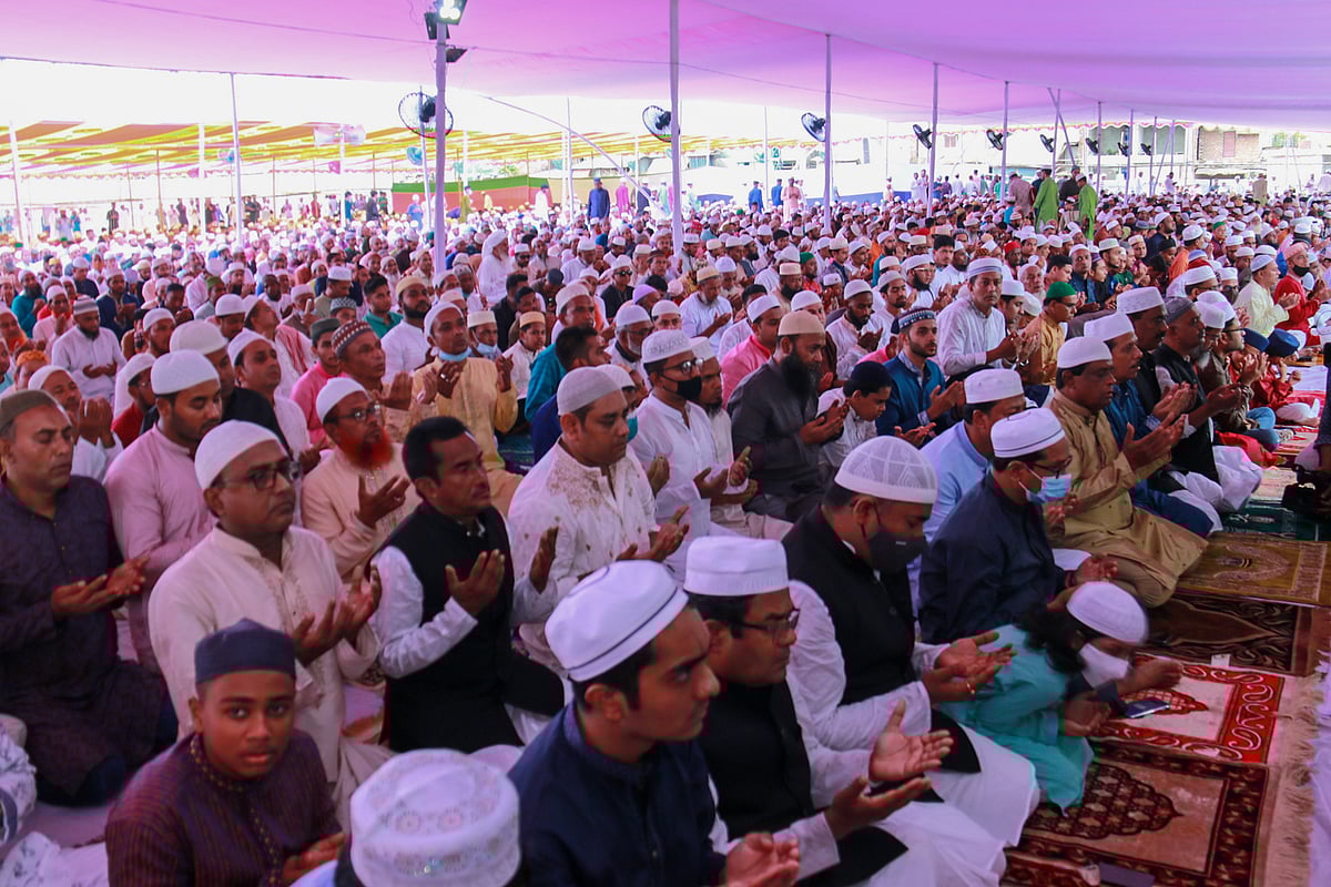 দুই বছর পর বরিশাল নগরের কেন্দ্রীয় হেমায়েত উদ্দিন ঈদগাহ ময়দানে ঈদুল ফিতরের প্রধান জামাত অনুষ্ঠিত হয়েছে