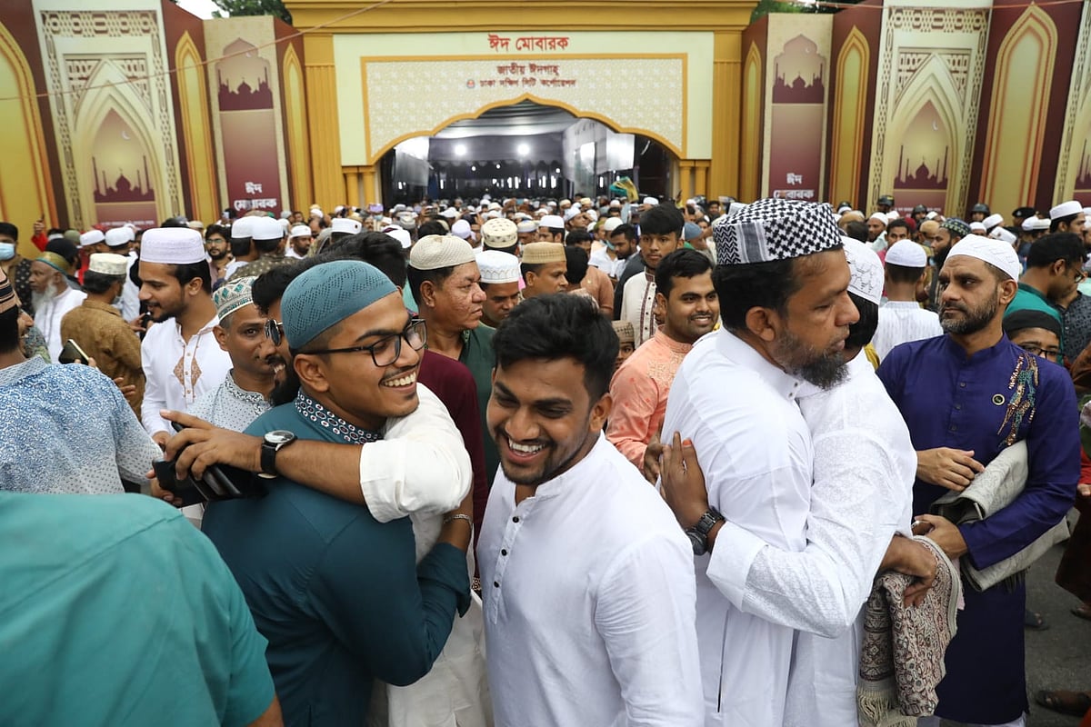 জাতীয় ঈদগাহ ময়দানে ঈদের প্রধান জামাত অনুষ্ঠিত হয়। এখানে নামাজ আদায় করতে পেরে খুশি মুসল্লিরা