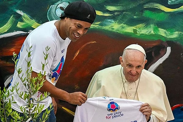 পোপ ফ্রান্সিসের সঙ্গে রোনালদিনিও