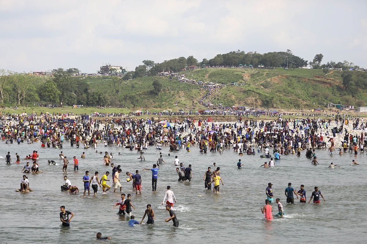 ঈদের ছুটিতে সিলেটের প্রাকৃতিক পর্যটনকেন্দ্র জাফলংয়ে পর্যটকদের উপচেপড়া ভীড়। ছবিটি ঈদের তৃতীয় দিন গত বৃহস্পতিবার তোলা