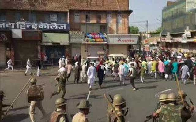 ভারতের রাজস্থান রাজ্যের যোধপুরে পতাকা টাঙানো নিয়ে সংঘর্ষে জড়িয়ে পড়েছে দুই পক্ষ