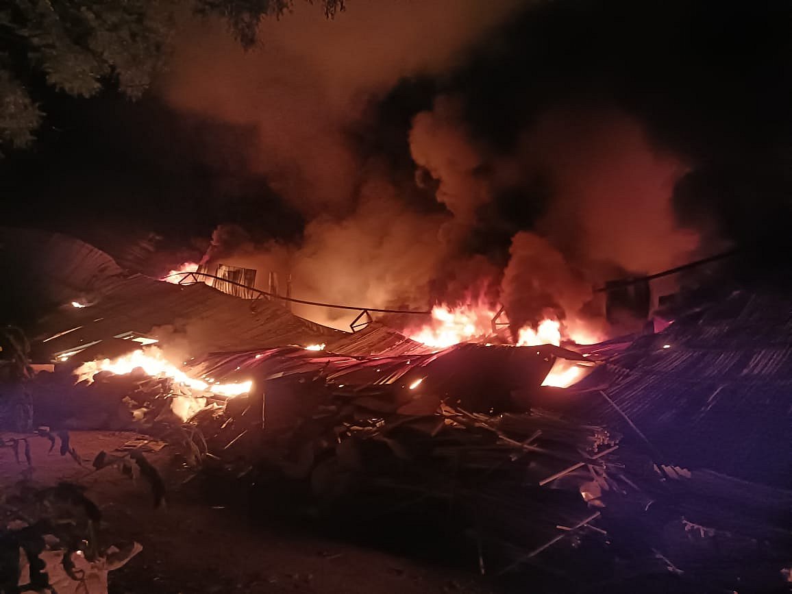 রাজধানীর ডেমরায় সিটি গ্রুপের প্লাস্টিকের গুদামে আগুন