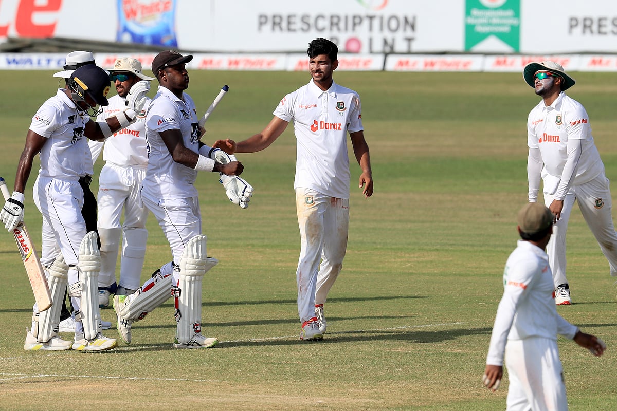 ১৯৯ রানে আউট ম্যাথুসকে সান্ত্বনা দিচ্ছেন বোলার নাঈম