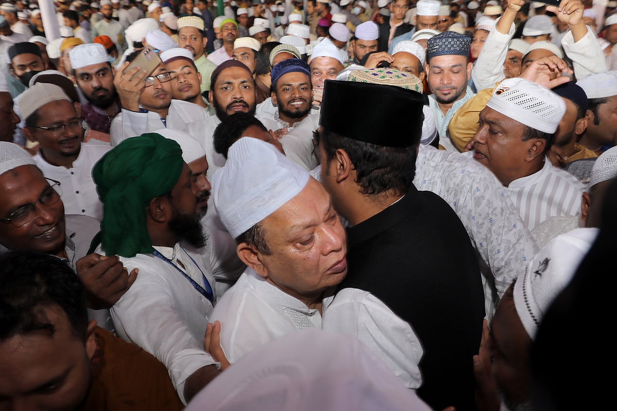 চট্টগ্রাম জমিয়াতুল ফালাহ মসজিদ ময়দানে অনুষ্ঠিত হয় চট্টগ্রামের সবচেয়ে বড় ঈদ জামাত। সেখানে বিভিন্ন দলে রাজনৈতিক নেতা-কর্মীরা একসঙ্গে ঈদের জামাতে নামাজ আদায় করেন।