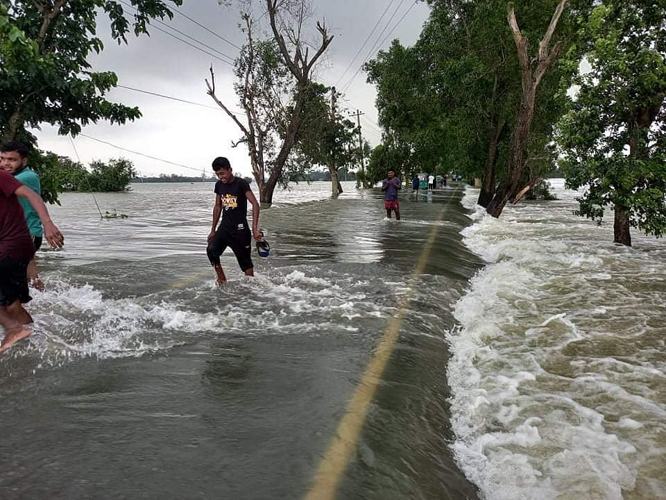 বন্যার পানিতে প্লাবিত হওয়ায় চারদিন ধরে সুনামগঞ্জের ছাতক-সিলেট সড়কে যান চলাচল বন্ধ আছে। ছবিটি আজ বৃহস্পতিবার সকালে সড়কের কালারুকা এলাকা থেকে তোলা