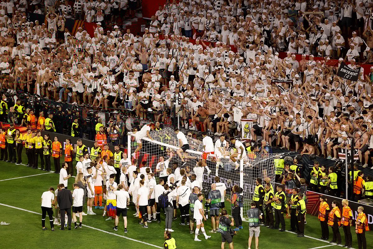 ফাইনাল শেষে সমর্থকদের অভিনন্দনের জবাবে ফ্রাঙ্কফুর্টের খেলোয়াড়েরা