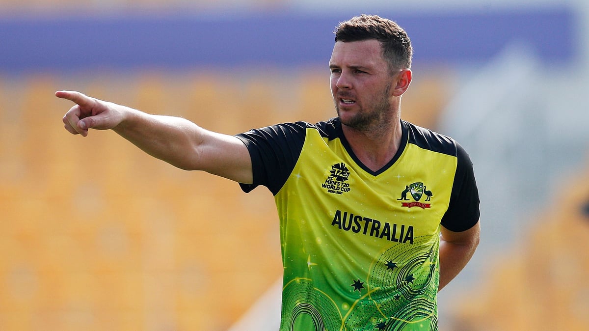 এক ওভারে ৩ উইকেট নিয়েছেন অস্ট্রেলিয়ার পেসার জশ হ্যাজলউড