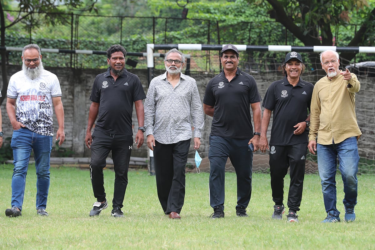 এক সময় মোহামেডানের জার্সিতে আলো ছড়িয়েছেন ইমতিয়াজ আহমেদ নকীব, ছাইদ হাসানর কানন, শফিকুল ইসলাম মানিক, ইমতিয়াজ সুলতান জনি, হাসানুজ্জামান বাবলু ও আলফাজ আহমেদ। এখন কাঁধে কাঁধ মিলিয়ে প্রিয় ক্লাবটাকে সামনে এগিয়ে নিয়ে যাওয়ার মিশনে নেমেছেন তাঁরা। মোহামেডান ক্লাবের ছোট্ট মাঠটিতে ক্যামেরায় ধরা পড়লেন তাঁরা