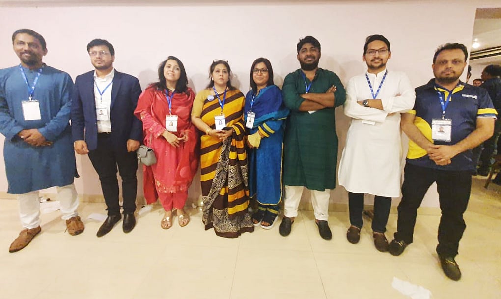 ই–ক্যাব নির্বাচনে বিজয়ী হওয়ার পর অগ্রগামী প্যানেলের আটজন। আজ সন্ধ্যায় রাজধানীর ধানমণ্ডিতে।