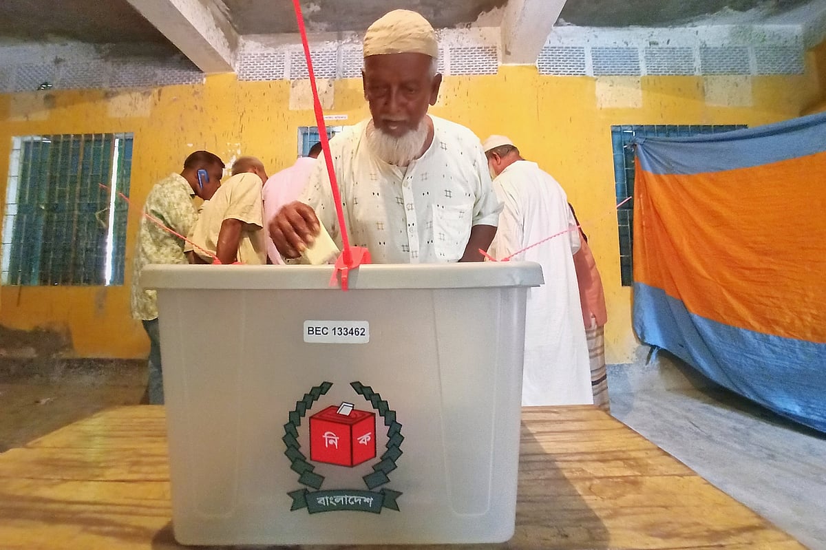 ভোট দিচ্ছেন এক প্রবীণ ব্যক্তি। ভাঁড়ারা, পাবনা