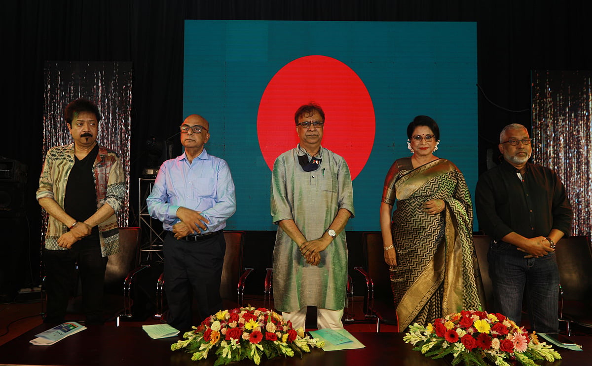 সংগীত ঐক্য বাংলাদেশ এর আয়োজন মাসব্যাপী প্রথম জাতীয় উৎসব ও সম্মেলনে চট্টগ্রামে (বাম থেকে) কুমার বিশ্বজিৎ, শহীদ মাহমুদ, কে এম খালিদ, রেজওয়ানা চৌধুরী বন্যা ও নকীব খান