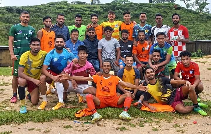 অনুশীলনে ব্যস্ত থাকার কথা ছিল, তাঁরা এখন নিরাপদ আশ্রয়ের খোঁজ করছেন