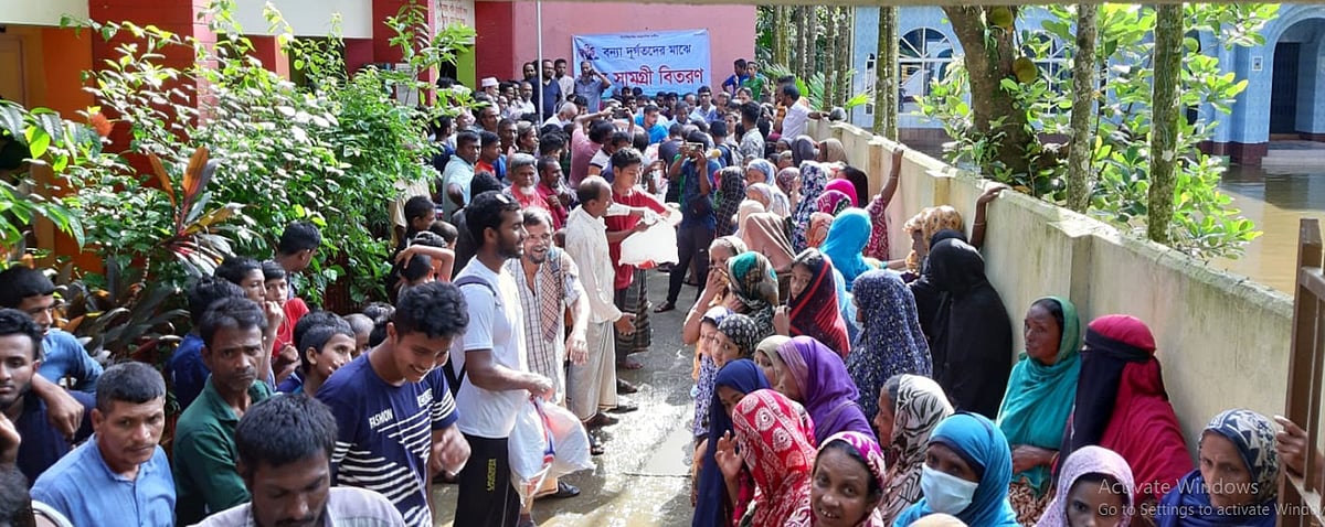 সিলেট নগরে এক হাজার বন্যাকবলিত মানুষের মধ্যে ত্রাণ বিতরণ করে জিয়াউর রহমান ফাউন্ডেশন। আজ শনিবার বিকেলে