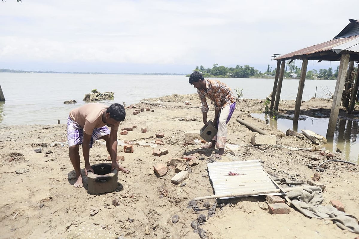 মোখলেছুরের বাড়ির  জায়গাটি এখন ফাঁকা। পানি কমে যাওয়ায় শুধু ভিটের মাটিটুকু দেখা যাচ্ছে।