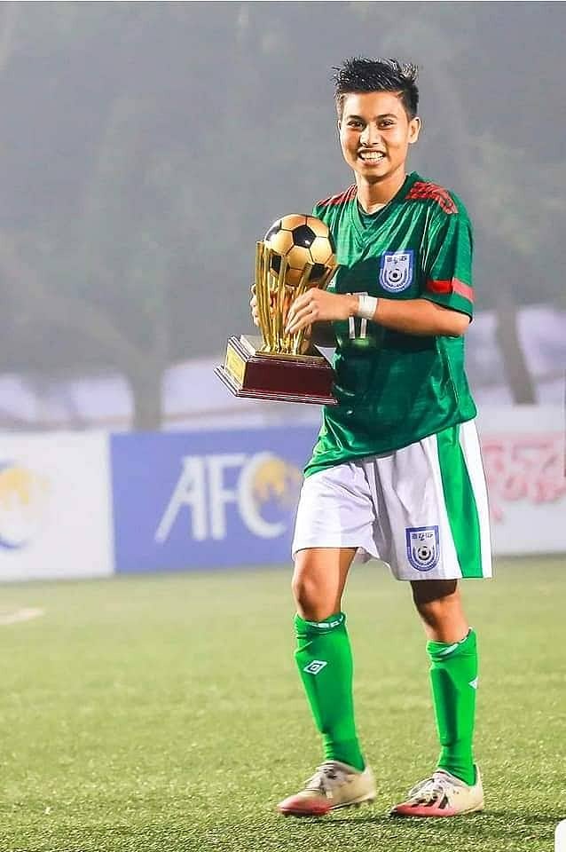 হাতের এই ট্রফিটা নিলামে তুলতে চান শাহেদা