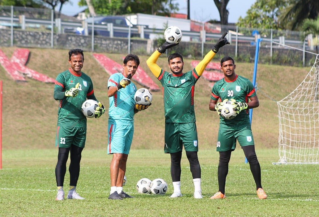 বাংলাদেশ দলের গোলকিপিং কোচ হিসেবে কাজ করেছেন বিপ্লব ভট্টাচার্য (বাঁ থেকে দ্বিতীয়)