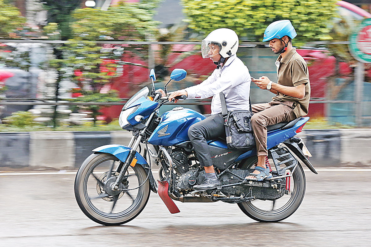 মোটরসাইকেল চালানো নিরাপদ করতে মানসম্মত হেলমেটের বিকল্প নেই