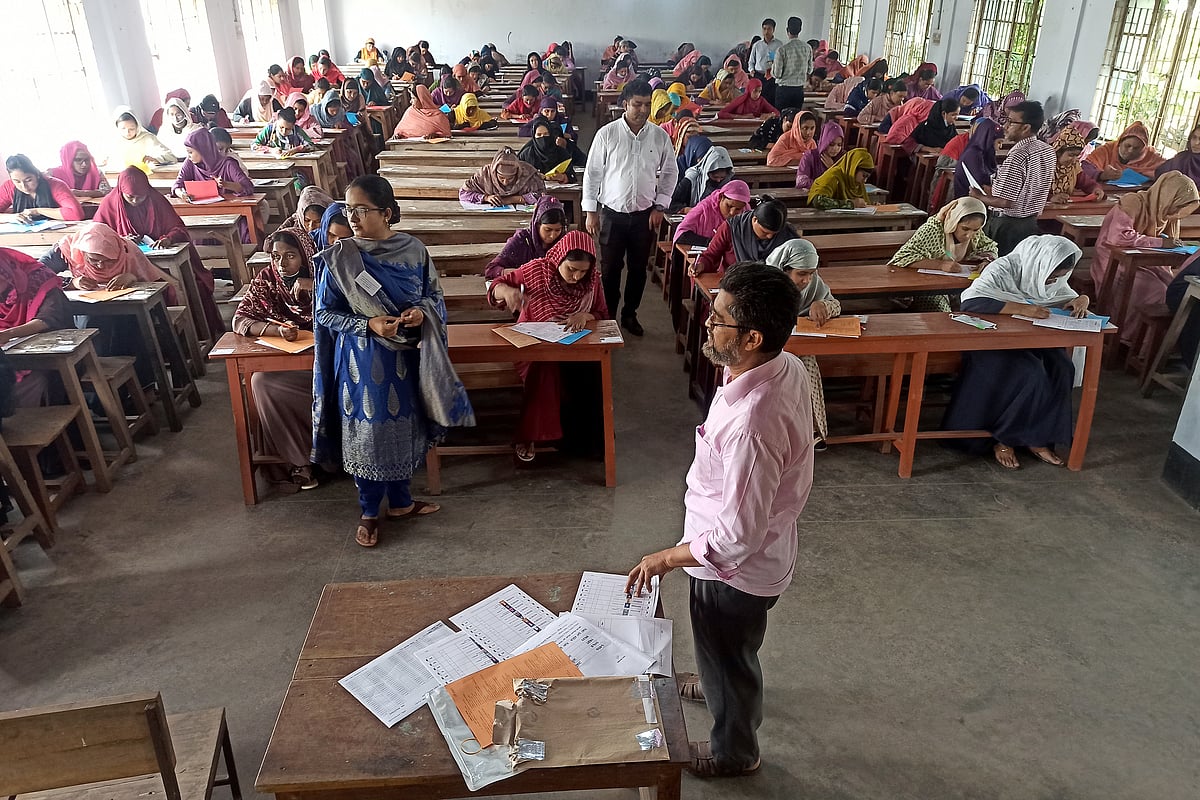 সরকারি প্রাথমিক বিদ্যালয়ে সহকারী শিক্ষক নিয়োগ পরীক্ষা চলছে