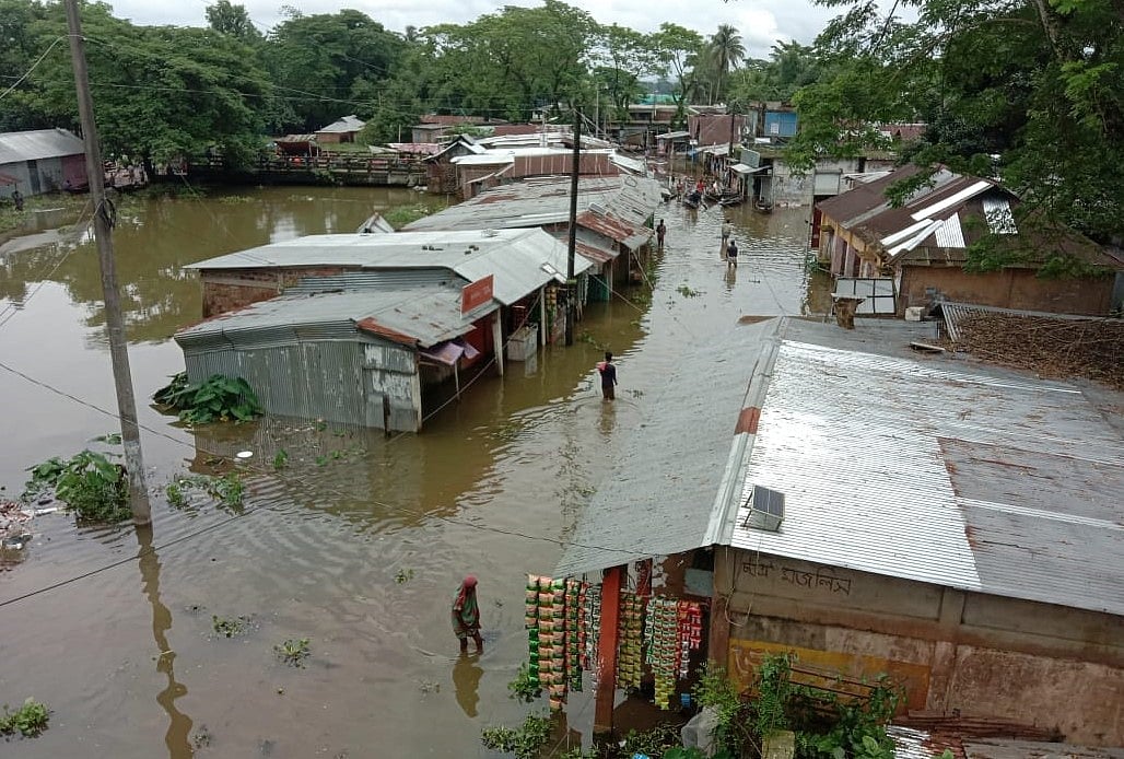 হাকালুকি হাওরের পানি বাড়ায় তলিয়ে যাওয়া কাননগো বাজার। বুধবার দুপুরে মৌলভীবাজারের বড়লেখা উপজেলার তালিমপুর ইউনিয়নে