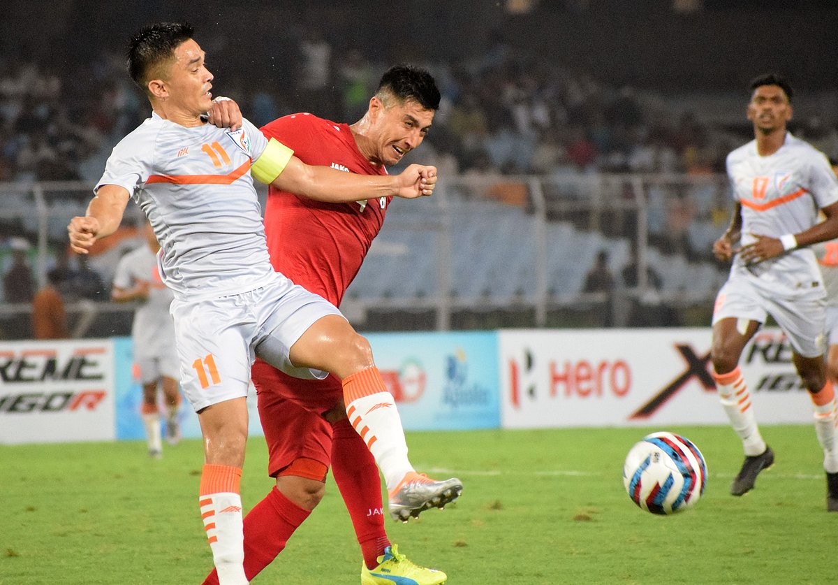 কলকাতার সল্টলেক স্টেডিয়ামে ভারত–আফগানিস্তান দলের মধ্যে ফুটবল ম্যাচ অনুষ্ঠিত হয় ১১ জুন