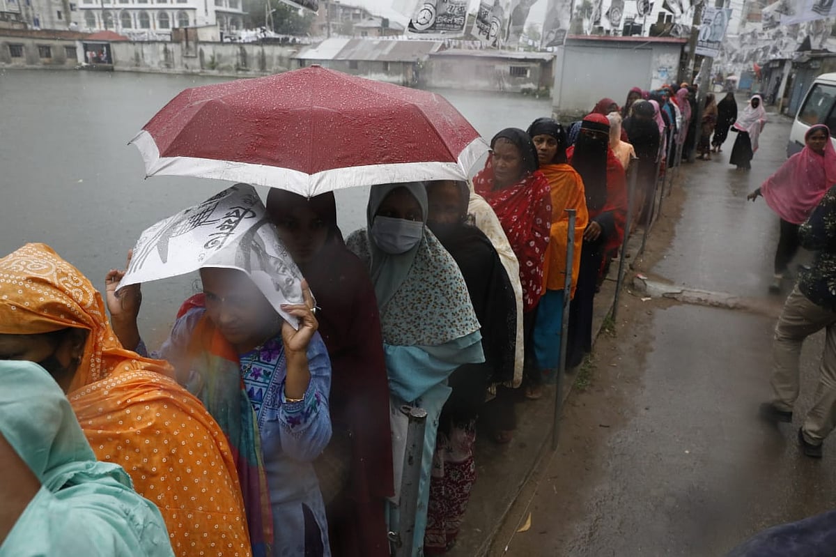 কুমিল্লা সিটি করপোরেশন নির্বাচনে নারী ভোটারদের সারি। হঠাৎ বৃষ্টিতে ভোগান্তিতে পড়েন তাঁরা। কুমিল্লা সিটি করপোরেশনের ১৩নং ওয়ার্ডের থিরাপুকুরপাড় সরকারি প্রাথমিক বিদ্যালয়ে।